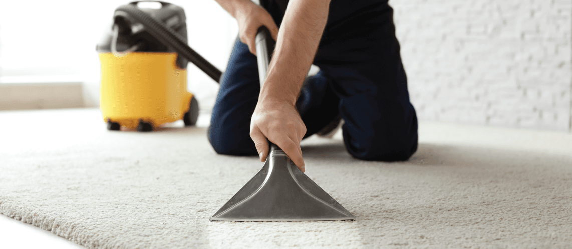 清潔團隊進行地毯深層清潔